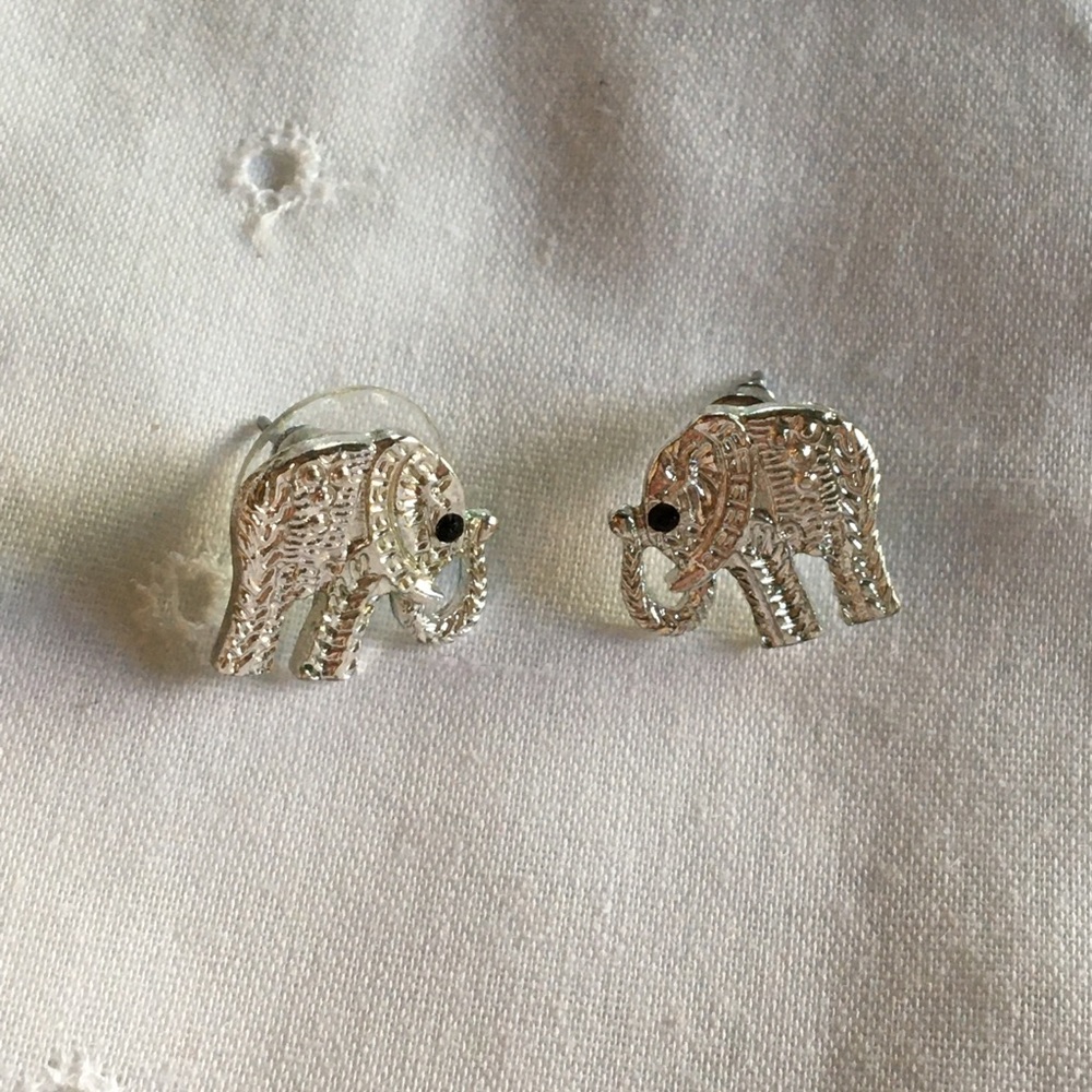 🌼Silver Elephant studs